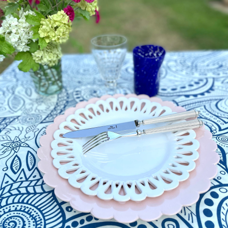 Large Scallop Chevet Pleine plate in pink with Chevet openwork salad plate in white