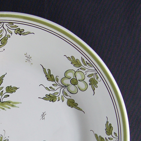 Plain Rim plate with hand painted Moustiers 9 monochrome green decoration